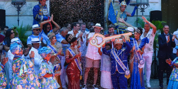 Abertura do Carnaval 2026 no Rio: prefeito entrega chaves ao Rei Momo