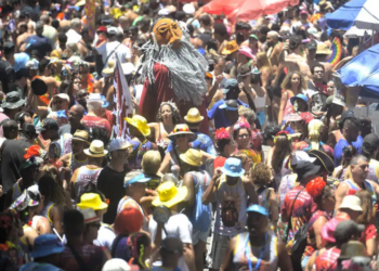 Carnaval de rua do Rio de Janeiro reúne blocos como Carmelitas, Bloco do Barbas e Simpatia é Quase Amor, combinando música, crítica social e celebração cultural.