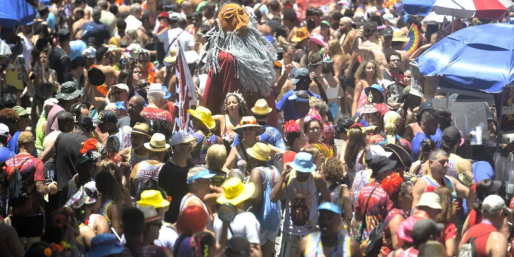 Carnaval de rua do Rio de Janeiro reúne blocos como Carmelitas, Bloco do Barbas e Simpatia é Quase Amor, combinando música, crítica social e celebração cultural.