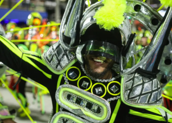 A plataforma “Rio, Escola do Samba” aproxima usuários da história do samba e do carnaval carioca, com jogos interativos, documentários e conteúdos educativos que reforçam cultura afro-brasileira e memória coletiva.