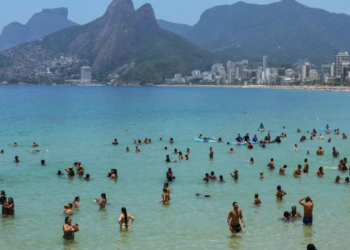 O Corpo de Bombeiros do Rio de Janeiro resgatou 453 pessoas nas praias desde o início do Carnaval. Corporação reforçou equipes, postos móveis e uso de drones para prevenir afogamentos.