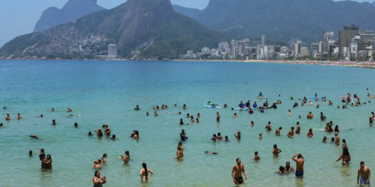 O Corpo de Bombeiros do Rio de Janeiro resgatou 453 pessoas nas praias desde o início do Carnaval. Corporação reforçou equipes, postos móveis e uso de drones para prevenir afogamentos.