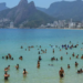 O Corpo de Bombeiros do Rio de Janeiro resgatou 453 pessoas nas praias desde o início do Carnaval. Corporação reforçou equipes, postos móveis e uso de drones para prevenir afogamentos.