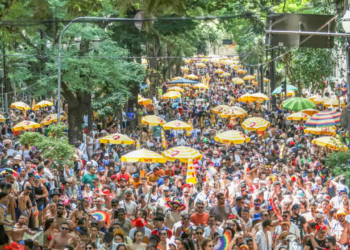 O consumo exagerado de álcool durante o Carnaval eleva o risco de acidentes, desmaios e problemas de saúde. Especialistas recomendam atenção redobrada para pessoas com histórico de dependência.
