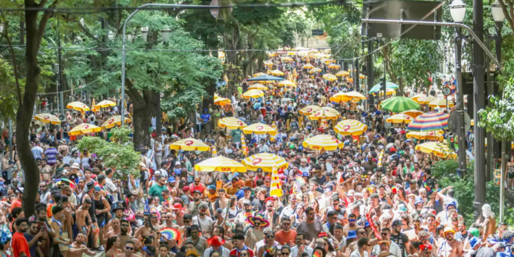 O consumo exagerado de álcool durante o Carnaval eleva o risco de acidentes, desmaios e problemas de saúde. Especialistas recomendam atenção redobrada para pessoas com histórico de dependência.