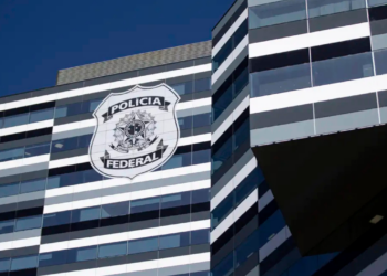  A Polícia Federal cumpriu mandados em SP, RJ e BA em investigação sobre vazamento de dados de ministros do STF. Ações incluem afastamentos, monitoramento e auditoria da Receita Federal.