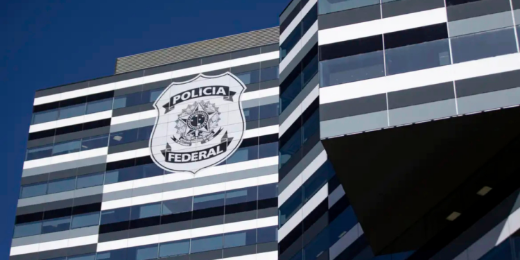  A Polícia Federal cumpriu mandados em SP, RJ e BA em investigação sobre vazamento de dados de ministros do STF. Ações incluem afastamentos, monitoramento e auditoria da Receita Federal.