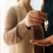 Mesmo com a Selic em 15% ao ano, 50% dos brasileiros com renda acima de R$ 2.500 pretendem comprar imóvel, segundo pesquisa da Brain. Jovens da Geração Z lideram a intenção.
