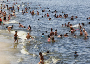 Corpo de Bombeiros do Rio já realizou mais de mil resgates nas praias durante o Carnaval e evitou 78 mil situações de risco. Operação Verão recebeu investimento superior a R$ 23 milhões.