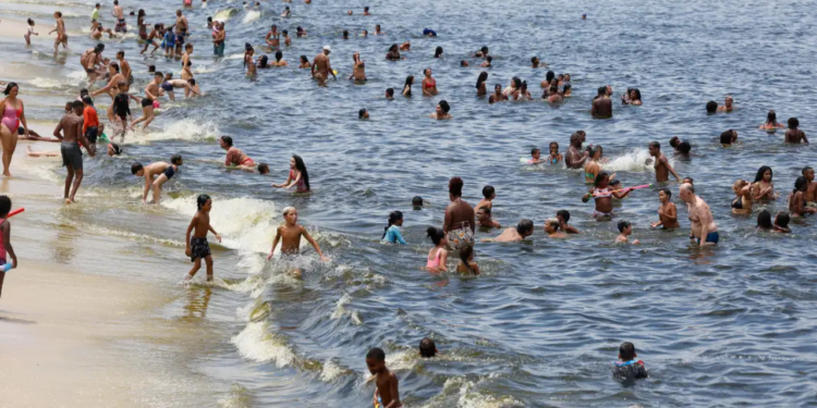 Corpo de Bombeiros do Rio já realizou mais de mil resgates nas praias durante o Carnaval e evitou 78 mil situações de risco. Operação Verão recebeu investimento superior a R$ 23 milhões.