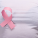 Pesquisa internacional identifica moléculas de RNA com potencial terapêutico contra o câncer de mama. Especialistas destacam avanços promissores, mas reforçam importância do diagnóstico precoce.