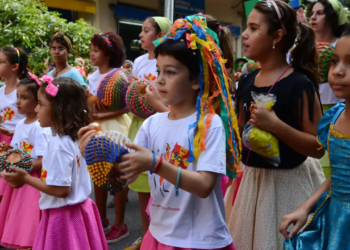 Durante o Carnaval do Rio, a prefeitura disponibiliza espaço de convivência para crianças de ambulantes, oferecendo alimentação, descanso e atividades, garantindo segurança e cuidado