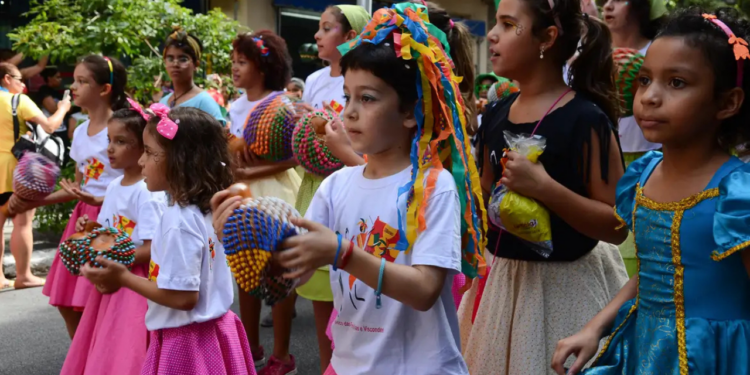 Durante o Carnaval do Rio, a prefeitura disponibiliza espaço de convivência para crianças de ambulantes, oferecendo alimentação, descanso e atividades, garantindo segurança e cuidado