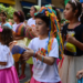 Durante o Carnaval do Rio, a prefeitura disponibiliza espaço de convivência para crianças de ambulantes, oferecendo alimentação, descanso e atividades, garantindo segurança e cuidado
