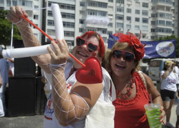 Passistas podem atingir até 162 batimentos por minuto durante o Carnaval; cardiologistas recomendam cuidados como hidratação, alimentação leve e evitar álcool e energéticos