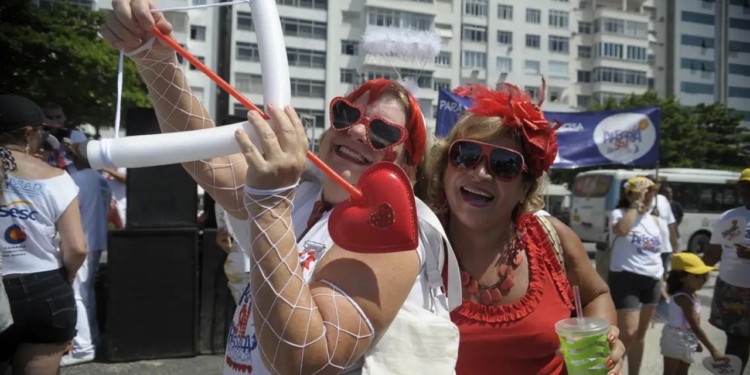 Passistas podem atingir até 162 batimentos por minuto durante o Carnaval; cardiologistas recomendam cuidados como hidratação, alimentação leve e evitar álcool e energéticos