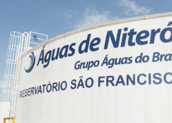 Moradores de Icaraí, Niterói, registraram água com espuma e cheiro estranho em cisternas; concessionária confirma que o abastecimento está dentro dos padrões de qualidade e alerta para limpeza preventiva de reservatórios