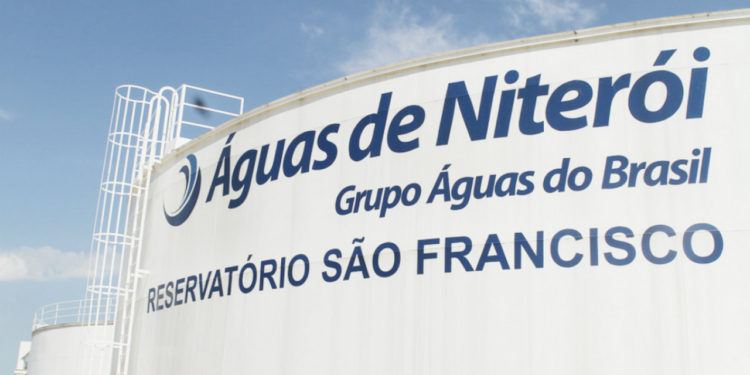 Moradores de Icaraí, Niterói, registraram água com espuma e cheiro estranho em cisternas; concessionária confirma que o abastecimento está dentro dos padrões de qualidade e alerta para limpeza preventiva de reservatórios
