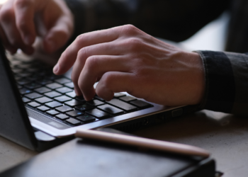 Santander, em parceria com Alura + FIAP Para Empresas, oferece 36 mil bolsas para cursos de tecnologia, inovação e inteligência artificial em 2026. Inscrições até 29 de março com certificado e acesso a Talent Lab.