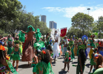 Bloco Quizomba comemora 25 anos no Aterro do Flamengo com tema ambiental e mensagens sociais. Desfile reuniu multidão e abriu espaço para debates sobre feminicídio e sustentabilidade.