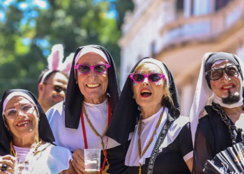 Carnaval carioca de rua tem início com Bloco das Carmelitas e mais de 460 blocos espalhados pela cidade, reunindo milhões de foliões em desfiles que combinam tradição, música e irreverência.