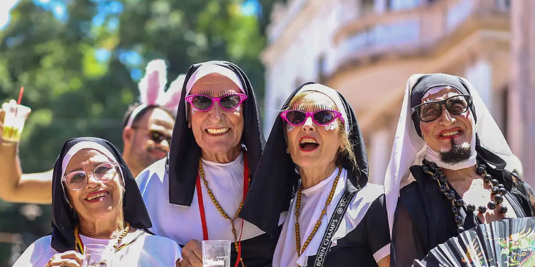 Carnaval carioca de rua tem início com Bloco das Carmelitas e mais de 460 blocos espalhados pela cidade, reunindo milhões de foliões em desfiles que combinam tradição, música e irreverência.