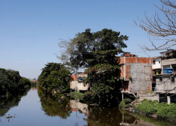 Projeto Omìayê, na Mangueira, transforma óleo de cozinha usado em sabão ecológico e bioinsumos que ajudam no saneamento. Iniciativa une ciência, sustentabilidade e inclusão social.