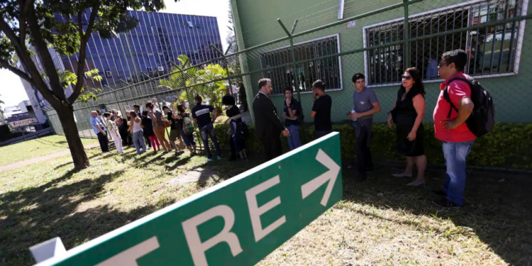 Fique atento aos prazos das eleições 2026. Atualize seu título e solicite o voto em trânsito para garantir participação na votação de presidente, governadores e parlamentares.