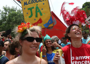 Durante o Carnaval 2026, a Polícia Militar do Rio prendeu 458 pessoas e apreendeu 97 celulares, usando reconhecimento facial e policiamento ostensivo para garantir a segurança dos foliões.
