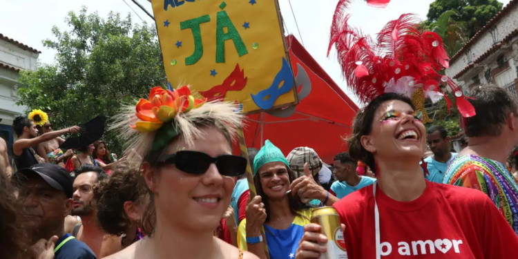 Durante o Carnaval 2026, a Polícia Militar do Rio prendeu 458 pessoas e apreendeu 97 celulares, usando reconhecimento facial e policiamento ostensivo para garantir a segurança dos foliões.