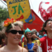Durante o Carnaval 2026, a Polícia Militar do Rio prendeu 458 pessoas e apreendeu 97 celulares, usando reconhecimento facial e policiamento ostensivo para garantir a segurança dos foliões.