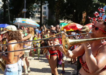 Mesmo após uma maratona de desfiles, blocos e megablocos, foliões continuam aproveitando a Quarta-feira de Cinzas no Rio de Janeiro, com calor intenso e possibilidade de chuva isolada à tarde.