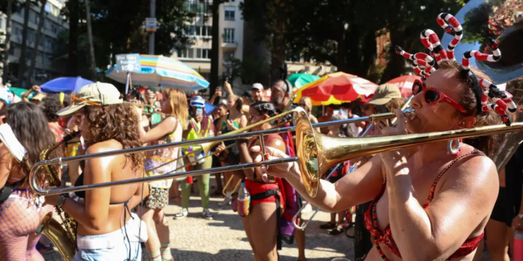 Mesmo após uma maratona de desfiles, blocos e megablocos, foliões continuam aproveitando a Quarta-feira de Cinzas no Rio de Janeiro, com calor intenso e possibilidade de chuva isolada à tarde.