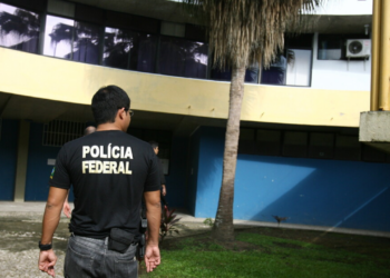 A Polícia Federal investiga quatro servidores suspeitos de vazar dados fiscais de ministros do STF e familiares. Mandados de busca e apreensão foram cumpridos em SP, RJ e BA.