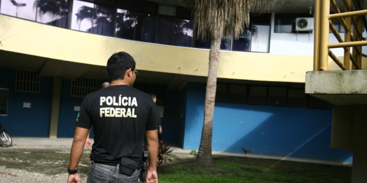 A Polícia Federal investiga quatro servidores suspeitos de vazar dados fiscais de ministros do STF e familiares. Mandados de busca e apreensão foram cumpridos em SP, RJ e BA.