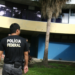 A Polícia Federal investiga quatro servidores suspeitos de vazar dados fiscais de ministros do STF e familiares. Mandados de busca e apreensão foram cumpridos em SP, RJ e BA.