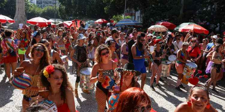 A Prefeitura do Rio apresentou o balanço do Carnaval 2026, com mais de 2.800 atendimentos médicos, fiscalização de eventos e 1.421 toneladas de lixo recolhidas.