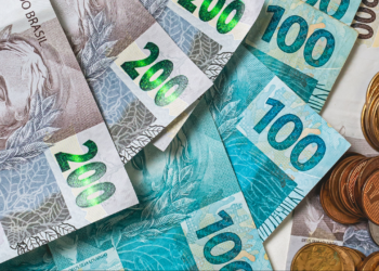 Boletim Focus do Banco Central projeta inflação de 3,95% para 2026, Selic em 12,25% e crescimento do PIB de 1,8% no Brasil. Expectativas para 2027 a 2029 se mantêm estáveis.