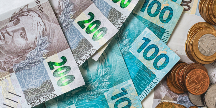 Boletim Focus do Banco Central projeta inflação de 3,95% para 2026, Selic em 12,25% e crescimento do PIB de 1,8% no Brasil. Expectativas para 2027 a 2029 se mantêm estáveis.