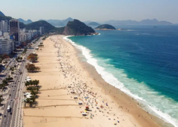 O Rio de Janeiro atingiu mais de 99% de ocupação hoteleira no Carnaval 2026, superando 2025. Regiões como Glória, Ipanema e Centro lideram, enquanto destinos do interior e litoral também apresentam alta.
