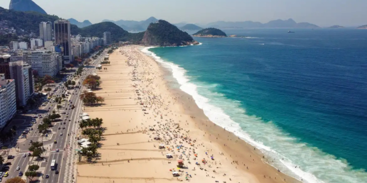 O Rio de Janeiro atingiu mais de 99% de ocupação hoteleira no Carnaval 2026, superando 2025. Regiões como Glória, Ipanema e Centro lideram, enquanto destinos do interior e litoral também apresentam alta.