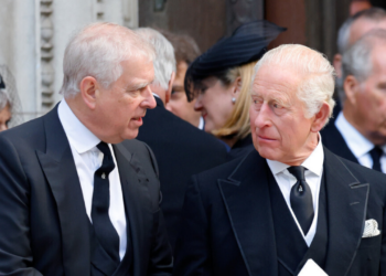 O rei Charles III se pronuncia após a prisão do ex-príncipe Andrew, destacando que "a lei deve seguir seu curso" e reforçando que a família real continuará cumprindo seus deveres públicos.