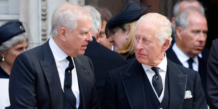 O rei Charles III se pronuncia após a prisão do ex-príncipe Andrew, destacando que "a lei deve seguir seu curso" e reforçando que a família real continuará cumprindo seus deveres públicos.