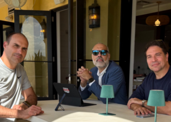 Eduardo Bolsonaro divulga imagem ao lado de Allan dos Santos e Alexandre Ramagem nos Estados Unidos e afirma que grupo continuará lutando por liberdade em meio a processos judiciais.