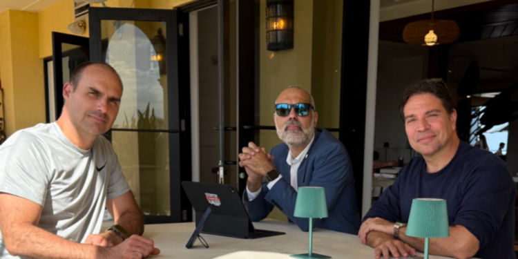 Eduardo Bolsonaro divulga imagem ao lado de Allan dos Santos e Alexandre Ramagem nos Estados Unidos e afirma que grupo continuará lutando por liberdade em meio a processos judiciais.