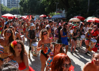 O calor durante o Carnaval de 2026 no Rio de Janeiro causou atendimentos em UPAs por dor de cabeça, tontura, náuseas, desidratação e insolação, segundo a SES-RJ.