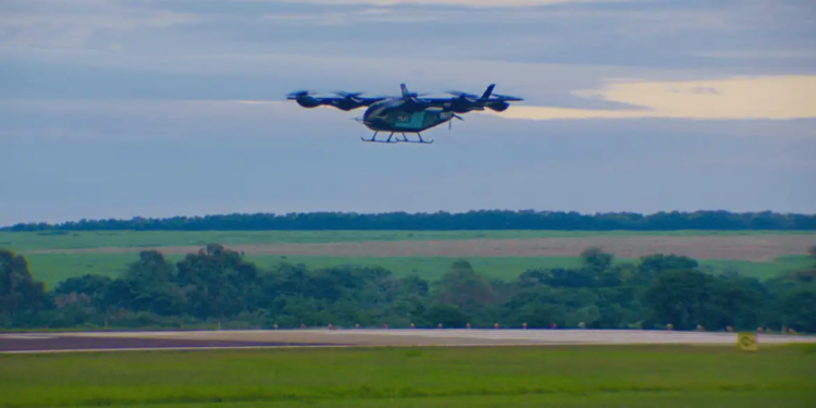 Anac inicia consulta pública para criar licença específica para pilotos de eVTOLs, os chamados carros voadores, e atualiza regras da aviação civil no Brasil.