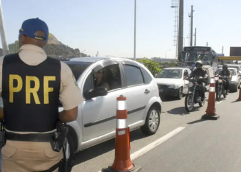 A PRF registrou 130 mortes e 1.481 feridos nas rodovias federais durante o Carnaval 2026, alta em relação ao ano anterior. Operação fiscalizou mais de 326 mil pessoas.