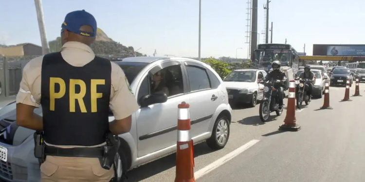 A PRF registrou 130 mortes e 1.481 feridos nas rodovias federais durante o Carnaval 2026, alta em relação ao ano anterior. Operação fiscalizou mais de 326 mil pessoas.