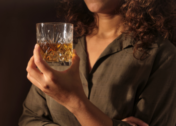 Estudo revela aumento do consumo excessivo de álcool entre mulheres nas capitais brasileiras, passando de 9,2% para 15,7% em uma década. Colcha de Retalhos oferece apoio especializado.